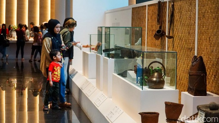 1767589708446-museum-nasional-indonesia-jadi-tujuan-favorit-untuk-liburan-sambil-belajar-1767449710527_169