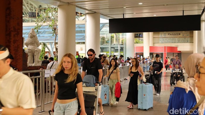 1767611250484-sejumlah-wisatawan-mancanegara-mendarat-di-terminal-internasional-bandara-i-gusti-ngurah-rai-bali-minggu-28122025-foto-aryo-ma-1766916525219_169