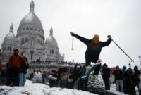 1767719230256-salju-langka-selimuti-paris-lereng-montmartre-jadi-arena-ski-dadakan-1767680914452_169