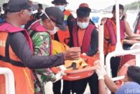 1767719236485-jenazah-diduga-anak-pelatih-sepakbola-wanita-valencia-cf-martin-carreras-fernando-tiba-di-pelabuhan-marina-labuan-bajo-selasa--1767698596565_169