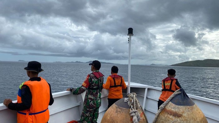 1767848849508-pencarian-korban-tenggelam-km-putri-sakinah-di-perairan-pulau-padar-labuan-bajo-taman-nasional-komodo-manggarai-barat-ntt-sela-1767679674067_169