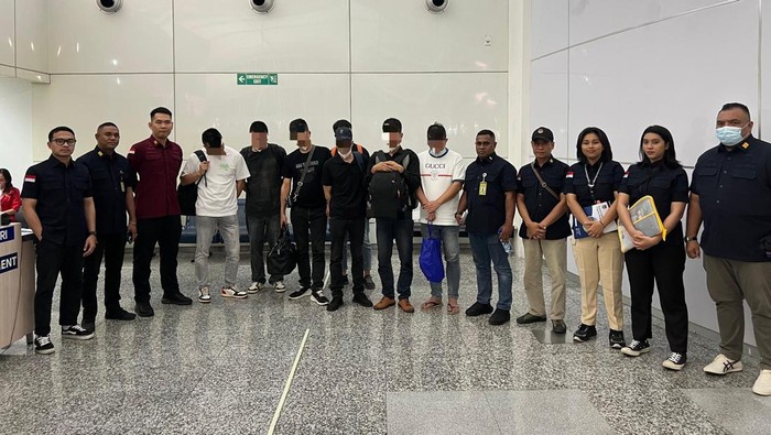 1768108082013-7-orang-wna-yang-dideportasi-melalui-bandara-internasional-i-gusti-ngurah-rai-dok-imigrasi-kupang-1767964830868_169