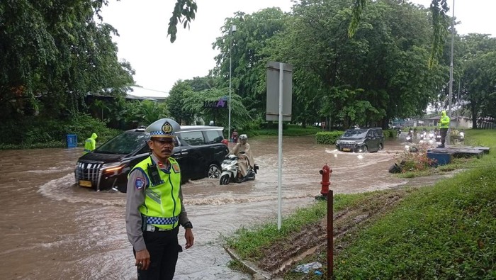 1768237819623-genangan-air-di-kawasan-bandara-soekarno-hatta-senin-1212026-pagi-1768190521067_169