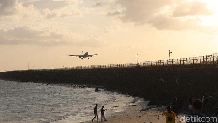 1768302466339-pesawat-mendarat-di-landasan-pacu-bandara-internasional-i-gusti-ngurah-rai-dekat-pantai-kelan-selasa-1062025-1749716794419_169