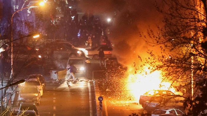 1768453644639-protes-anti-pemerintah-guncang-iran-ratusan-orang-tewas-1768285217773_169