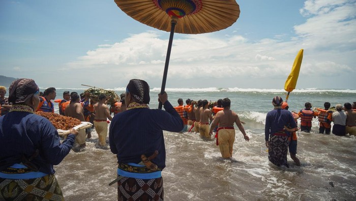 1769425713567-melihat-tradisi-tahunan-labuhan-keraton-yogyakarta-1768815927179_169