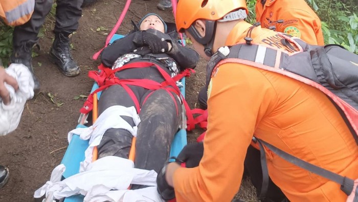 1769512157353-petugas-sar-gabungan-sedang-menangani-patah-tulang-dan-mengevakuasi-shinta-dari-lereng-gunung-abang-di-ketinggian-1971-mdpl-ba-1769400737184_169