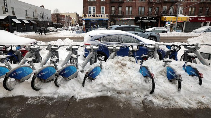 1769533752354-badai-salju-parah-lumpuhkan-sejumlah-wilayah-as-1769435659839_169