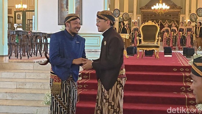 1769533753153-paku-buwono-xiv-mangkubumi-bersalaman-dengan-mangkunegara-x-usai-prosesi-acara-tingalan-jumenengan-mangkunegara-x-selasa-27120-1769501952812_169